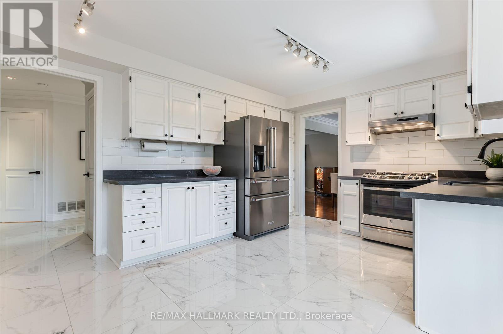 136 Mossgrove Trail, Toronto, Ontario  M2L 2W5 - Photo 11 - C12863384