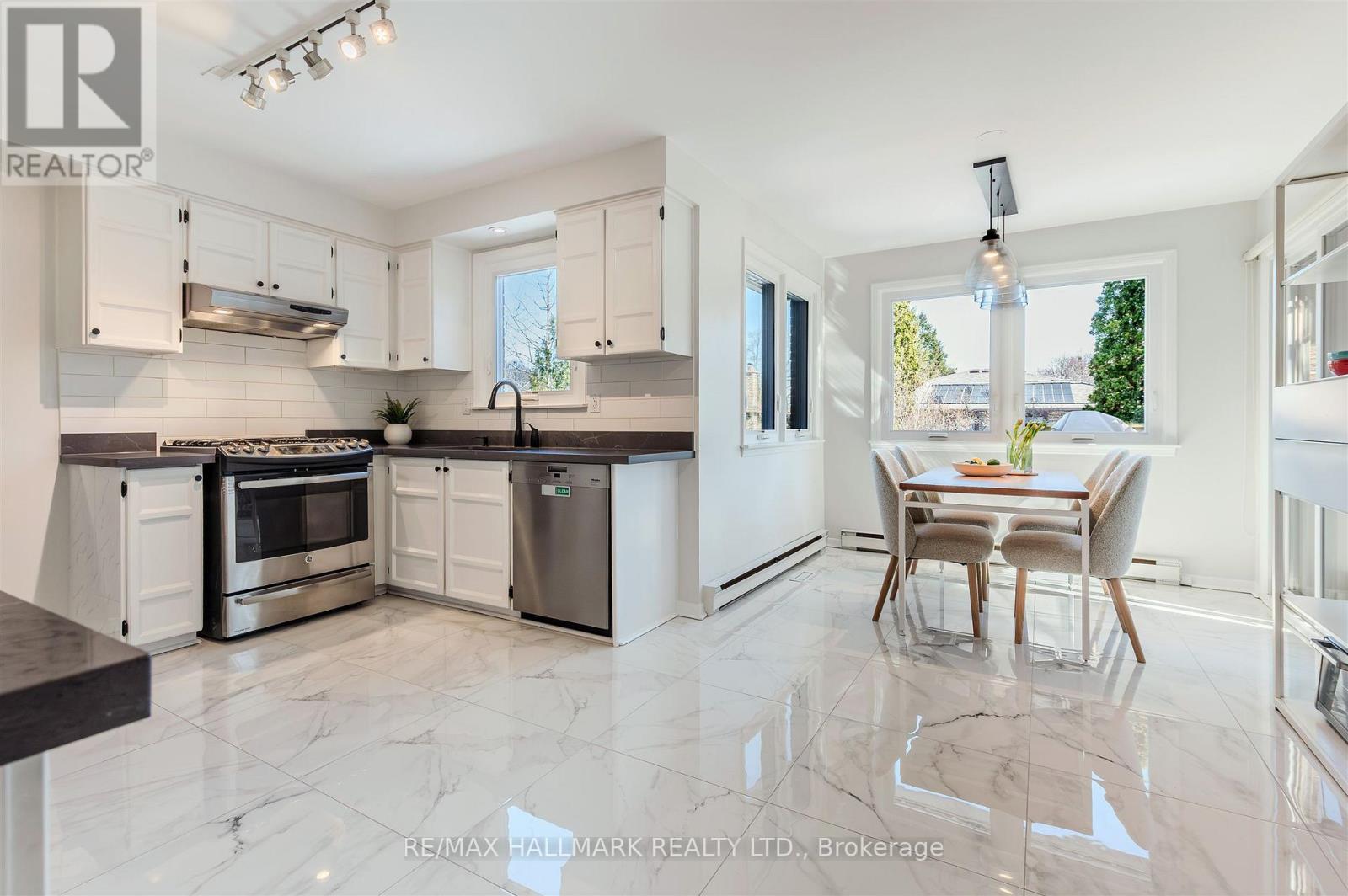 136 Mossgrove Trail, Toronto, Ontario  M2L 2W5 - Photo 10 - C12863384