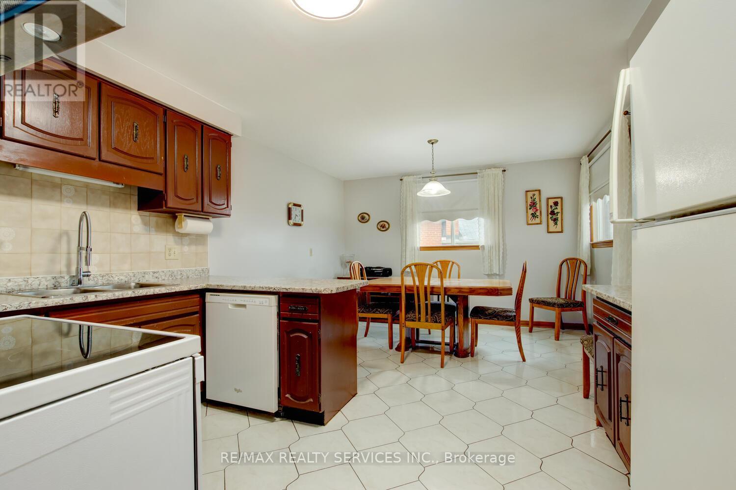 78 Massey Street, Brampton, Ontario  L6S 2W5 - Photo 10 - W12874400