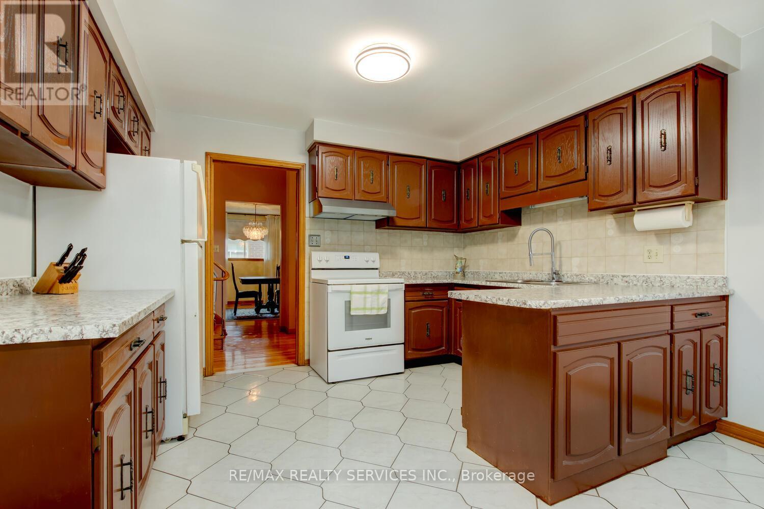 78 Massey Street, Brampton, Ontario  L6S 2W5 - Photo 11 - W12874400