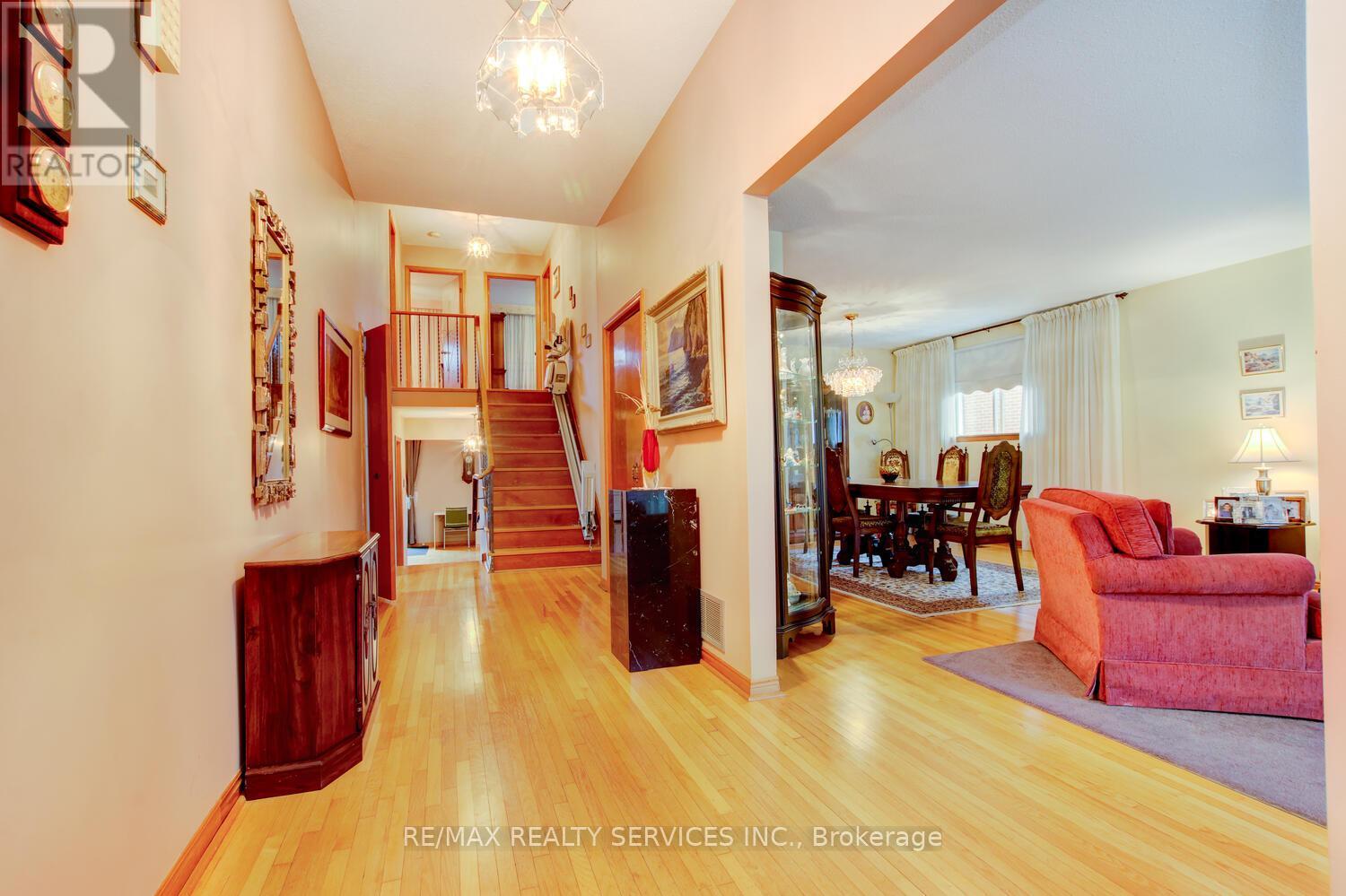 78 Massey Street, Brampton, Ontario  L6S 2W5 - Photo 4 - W12874400