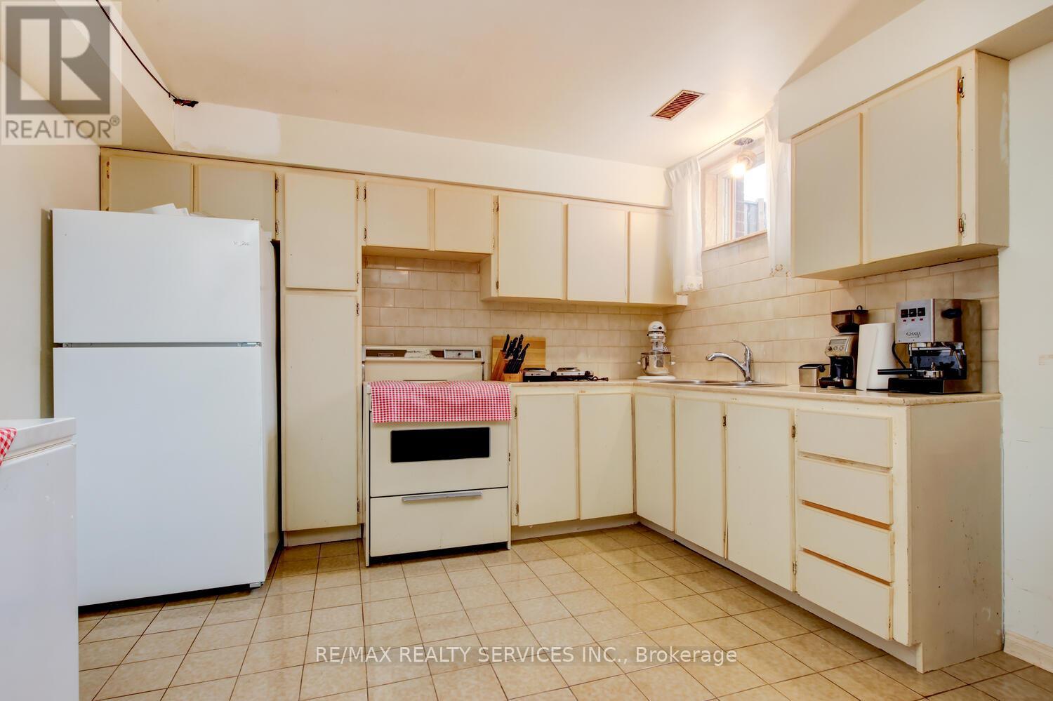 78 Massey Street, Brampton, Ontario  L6S 2W5 - Photo 41 - W12874400