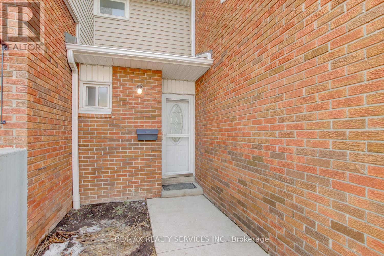 49 - 44 Franklin Court, Brampton, Ontario  L6T 3Z1 - Photo 2 - W12874408