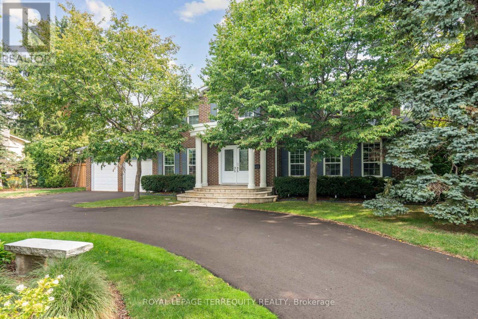 219 Valleyview Court, Oakville, Ontario  L6L 5H9 - Photo 4 - W12747962