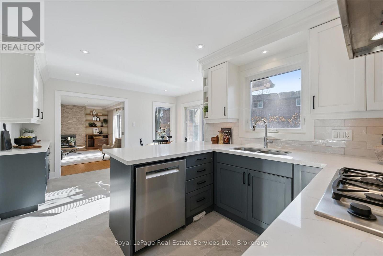 260 Princess Royal Court, Oakville, Ontario  L6H 3A5 - Photo 9 - W12874506