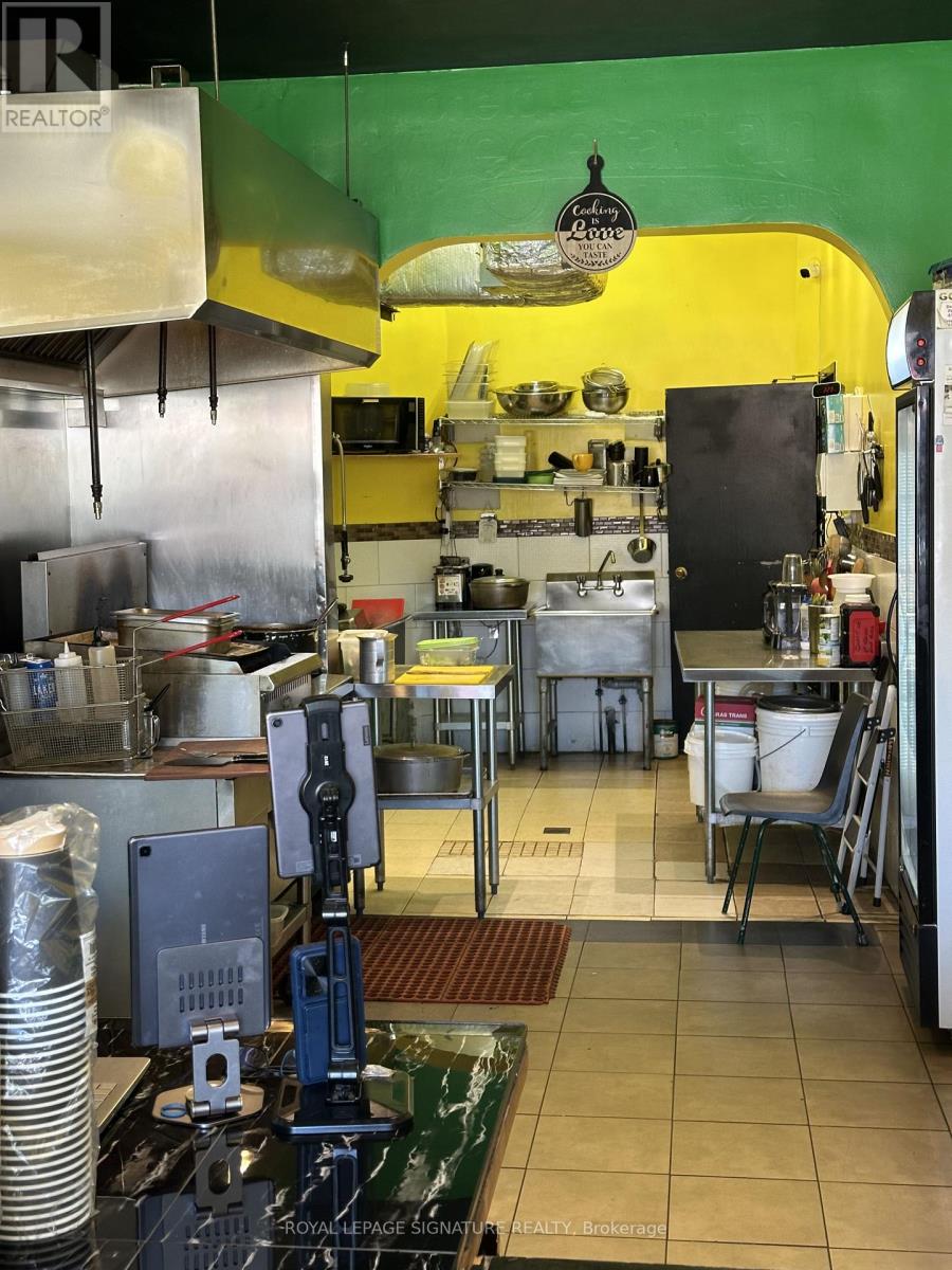 Store Front - 854 Bathurst Street, Toronto, Ontario  M5R 3G2 - Photo 10 - C12874610