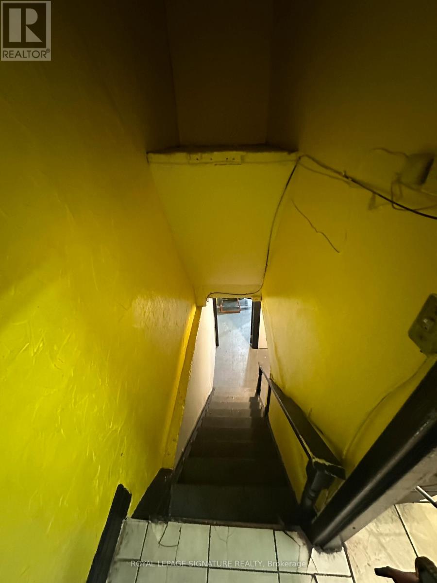 Store Front - 854 Bathurst Street, Toronto, Ontario  M5R 3G2 - Photo 13 - C12874610