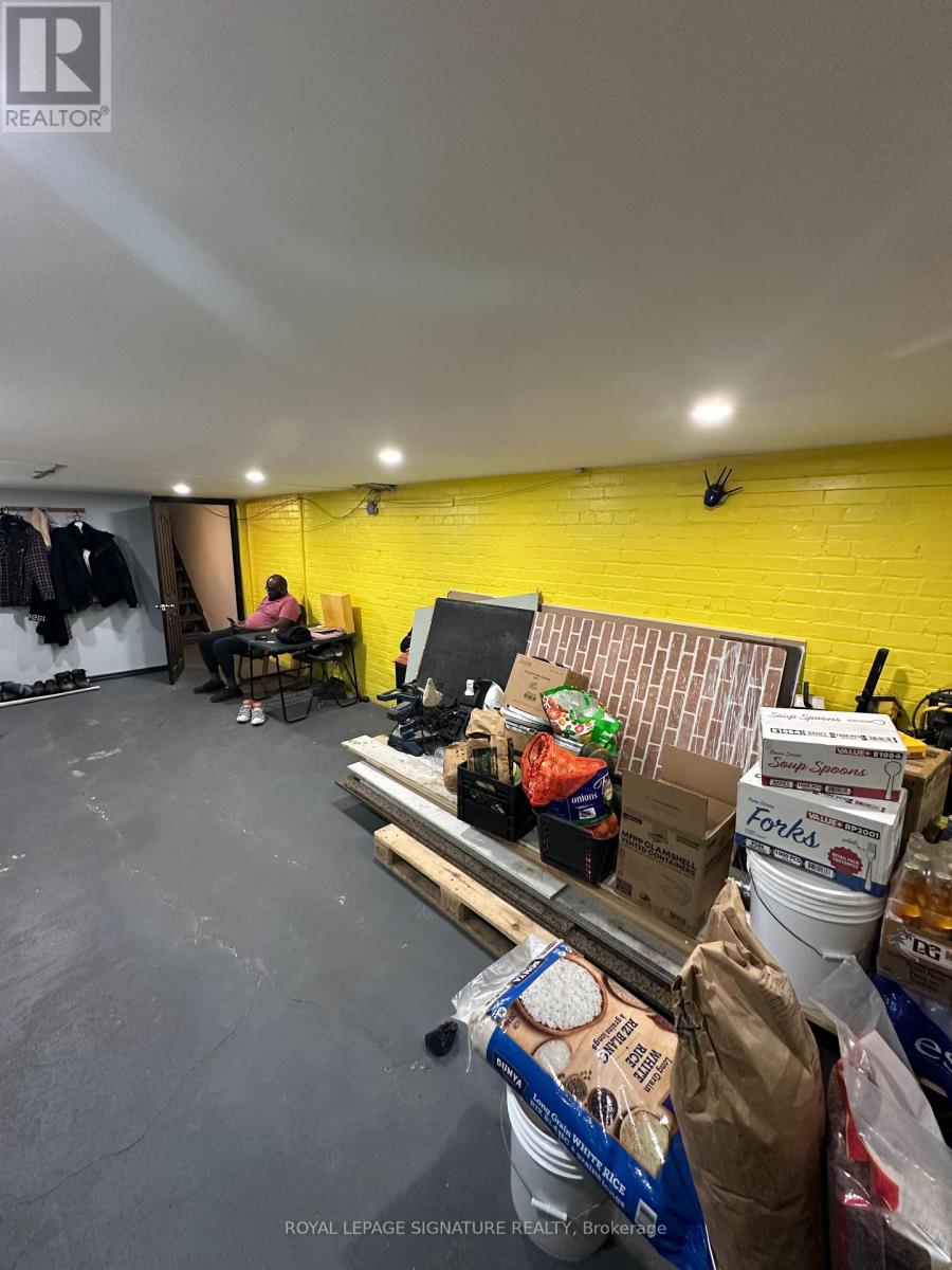 Store Front - 854 Bathurst Street, Toronto, Ontario  M5R 3G2 - Photo 16 - C12874610