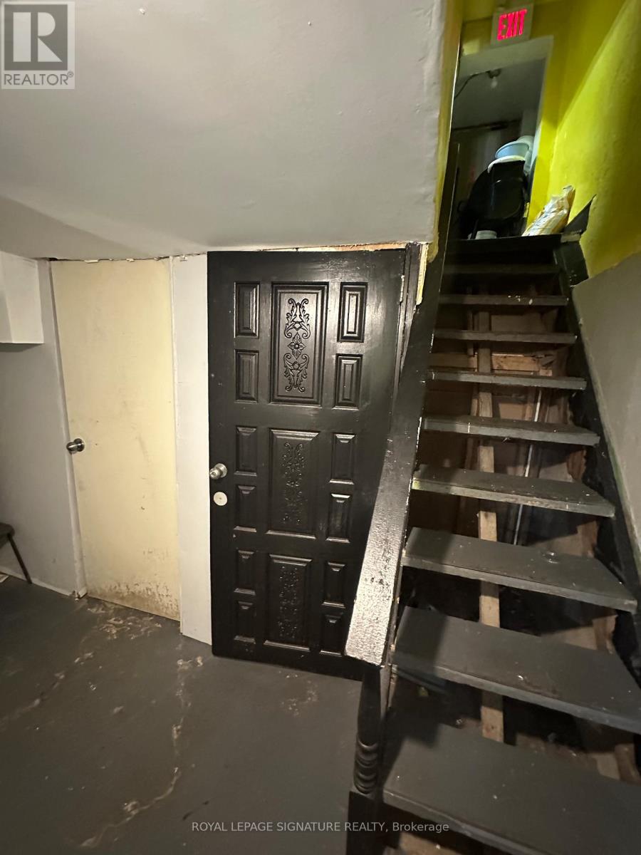 Store Front - 854 Bathurst Street, Toronto, Ontario  M5R 3G2 - Photo 18 - C12874610