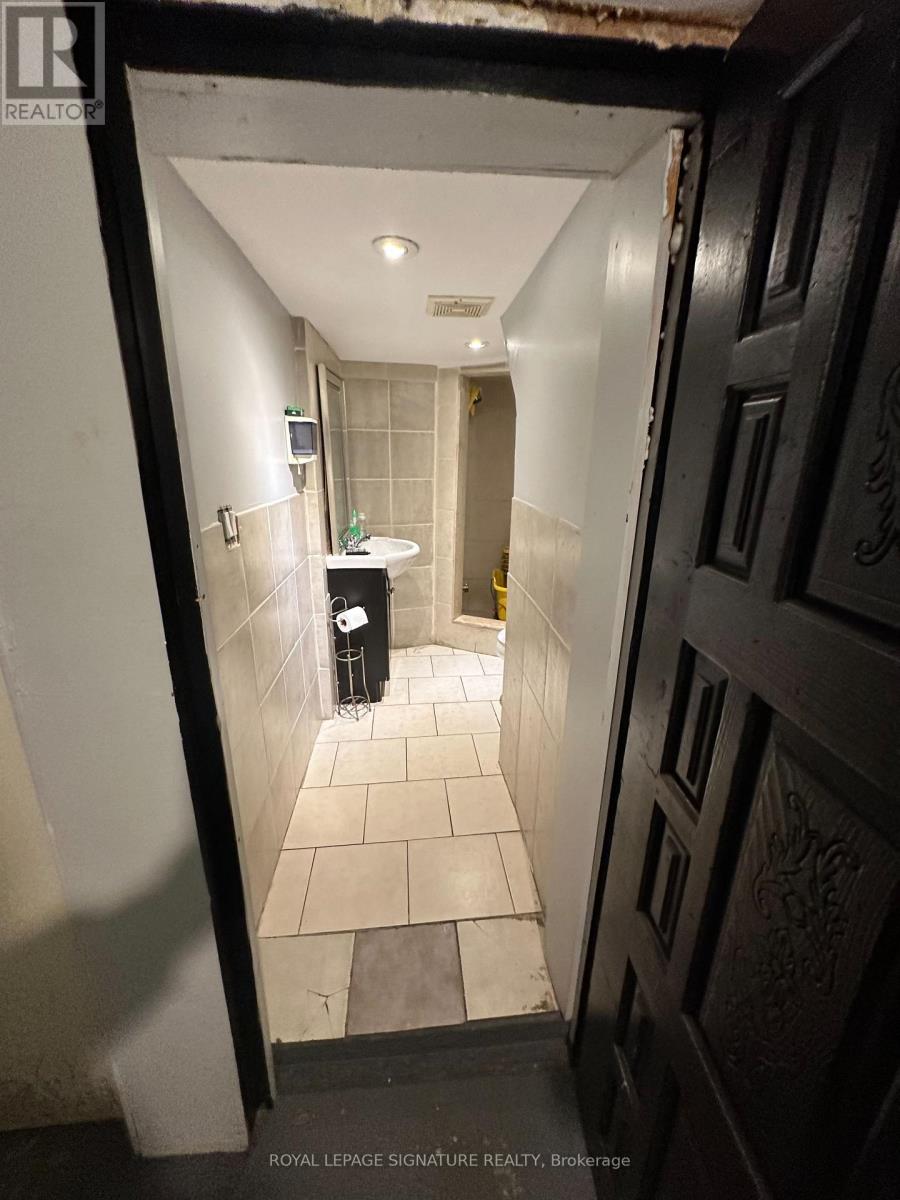 Store Front - 854 Bathurst Street, Toronto, Ontario  M5R 3G2 - Photo 19 - C12874610