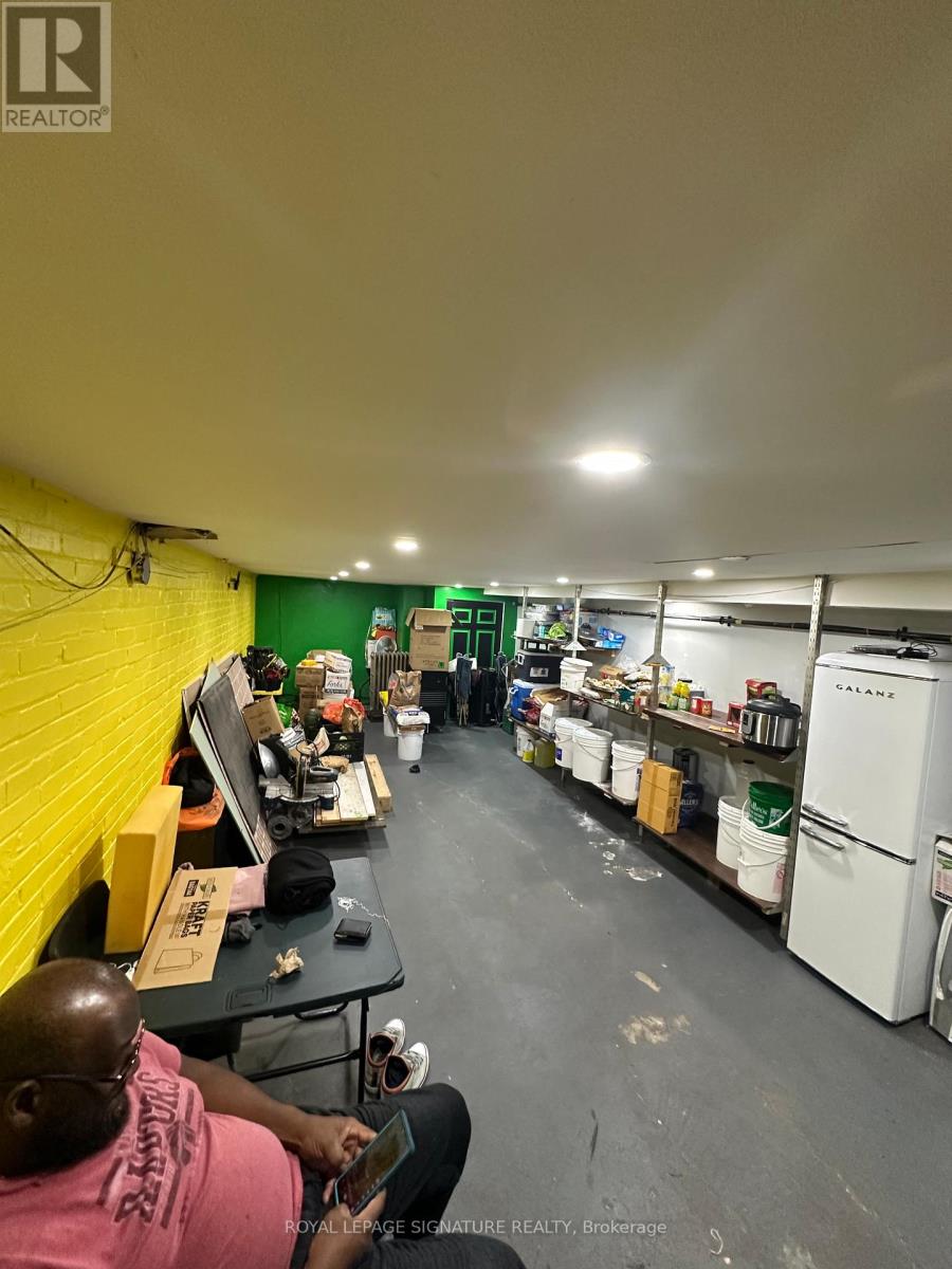 Store Front - 854 Bathurst Street, Toronto, Ontario  M5R 3G2 - Photo 23 - C12874610