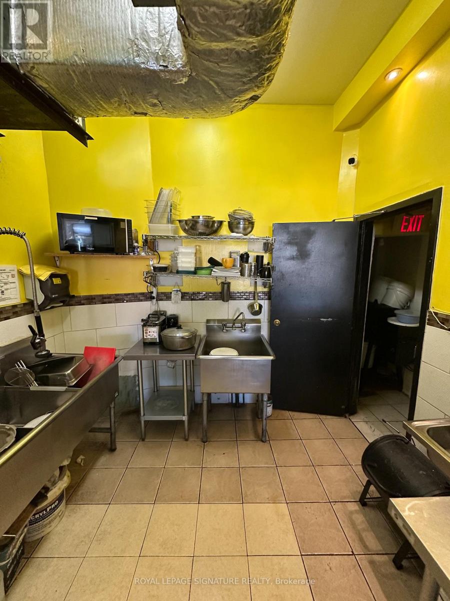 Store Front - 854 Bathurst Street, Toronto, Ontario  M5R 3G2 - Photo 28 - C12874610