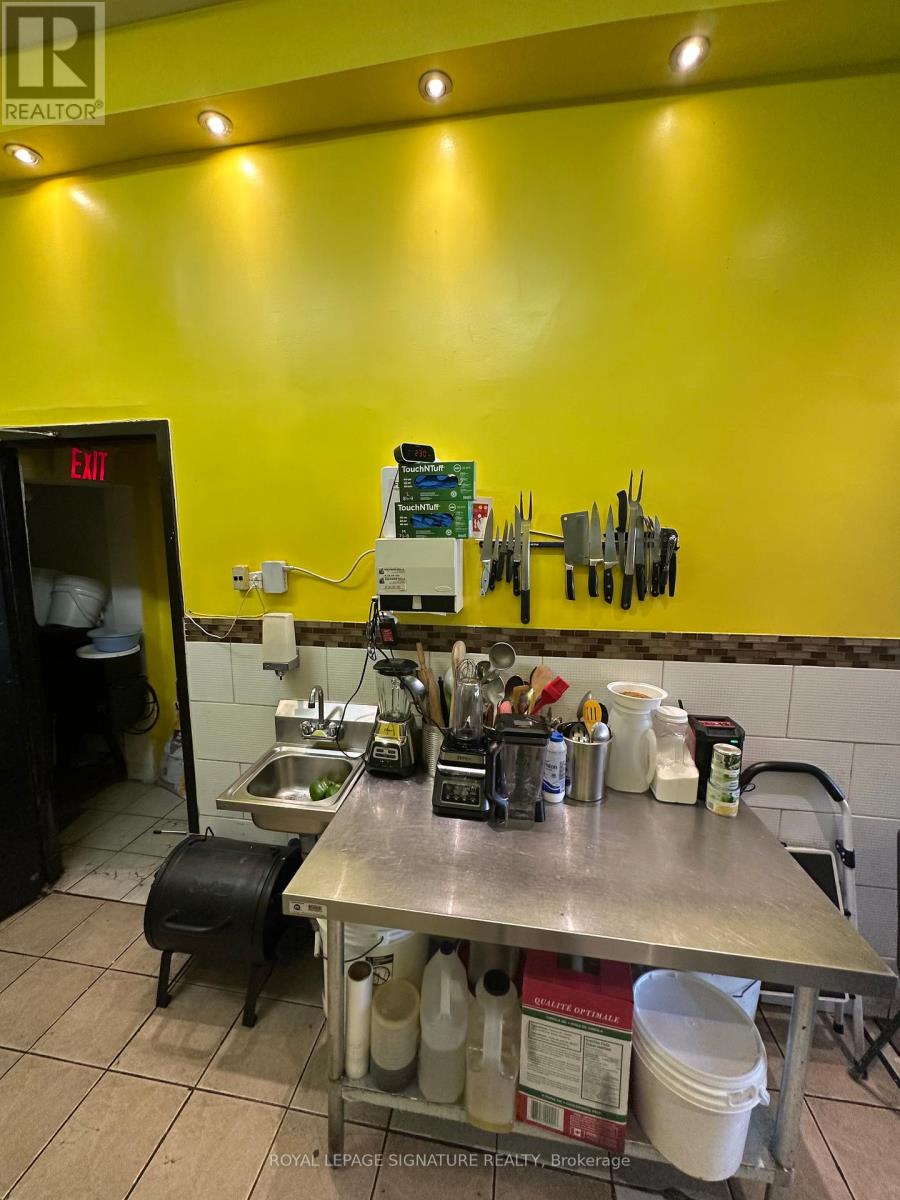 Store Front - 854 Bathurst Street, Toronto, Ontario  M5R 3G2 - Photo 29 - C12874610