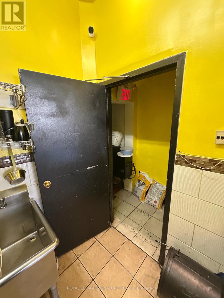 Store Front - 854 Bathurst Street, Toronto, Ontario  M5R 3G2 - Photo 30 - C12874610