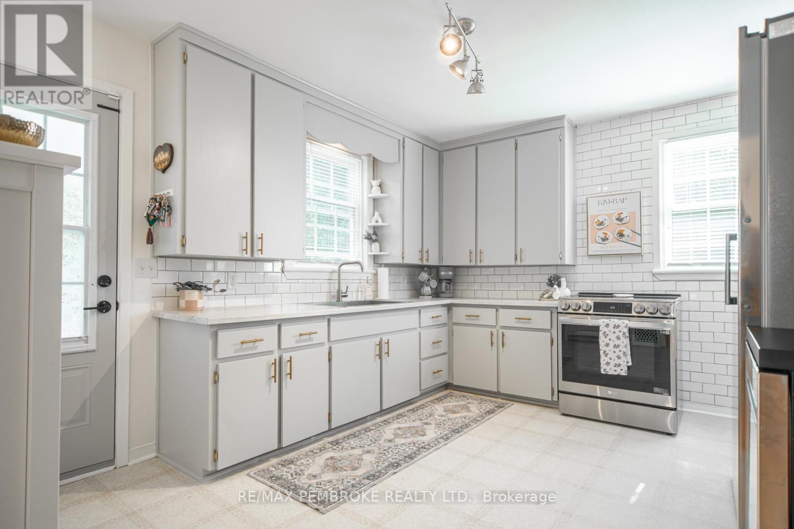 332 Esther Street, Pembroke, Ontario  K8A 3C8 - Photo 3 - X12874600