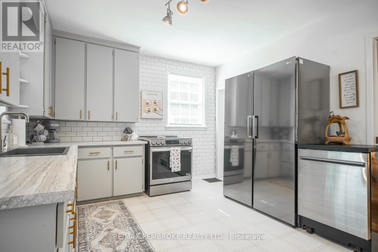 332 Esther Street, Pembroke, Ontario  K8A 3C8 - Photo 4 - X12874600