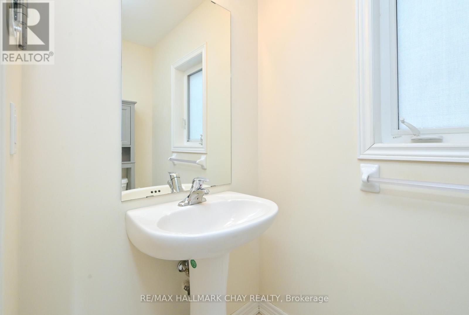 25 Mandley Street, Essa, Ontario  L3W 0B6 - Photo 5 - N12874546