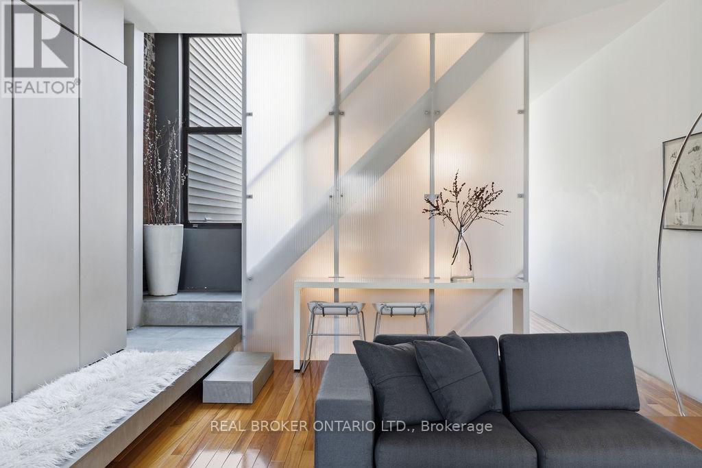 329 MANNING AVENUE, Toronto, Ontario