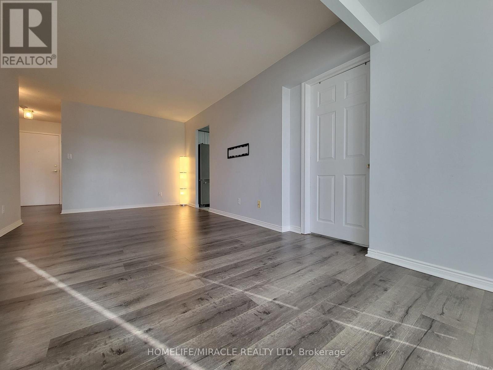 207 - 135 Hillcrest Avenue, Mississauga, Ontario  L5B 4B1 - Photo 15 - W12828566