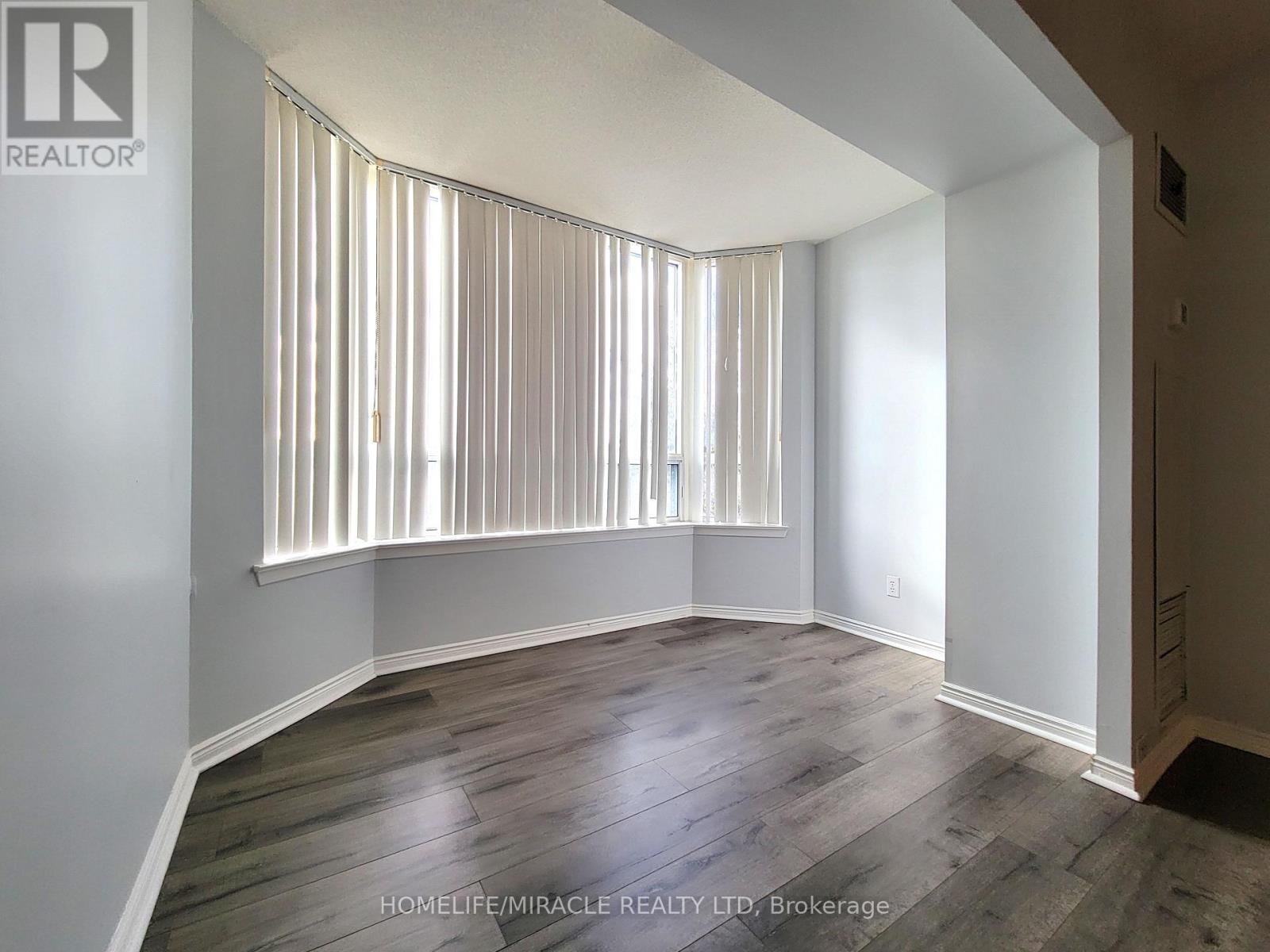 207 - 135 Hillcrest Avenue, Mississauga, Ontario  L5B 4B1 - Photo 12 - W12828566