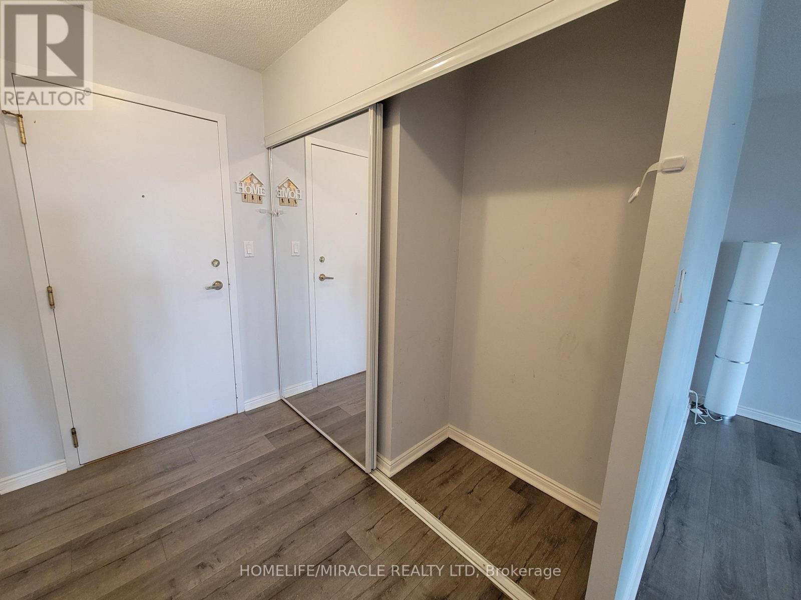 207 - 135 Hillcrest Avenue, Mississauga, Ontario  L5B 4B1 - Photo 2 - W12828566