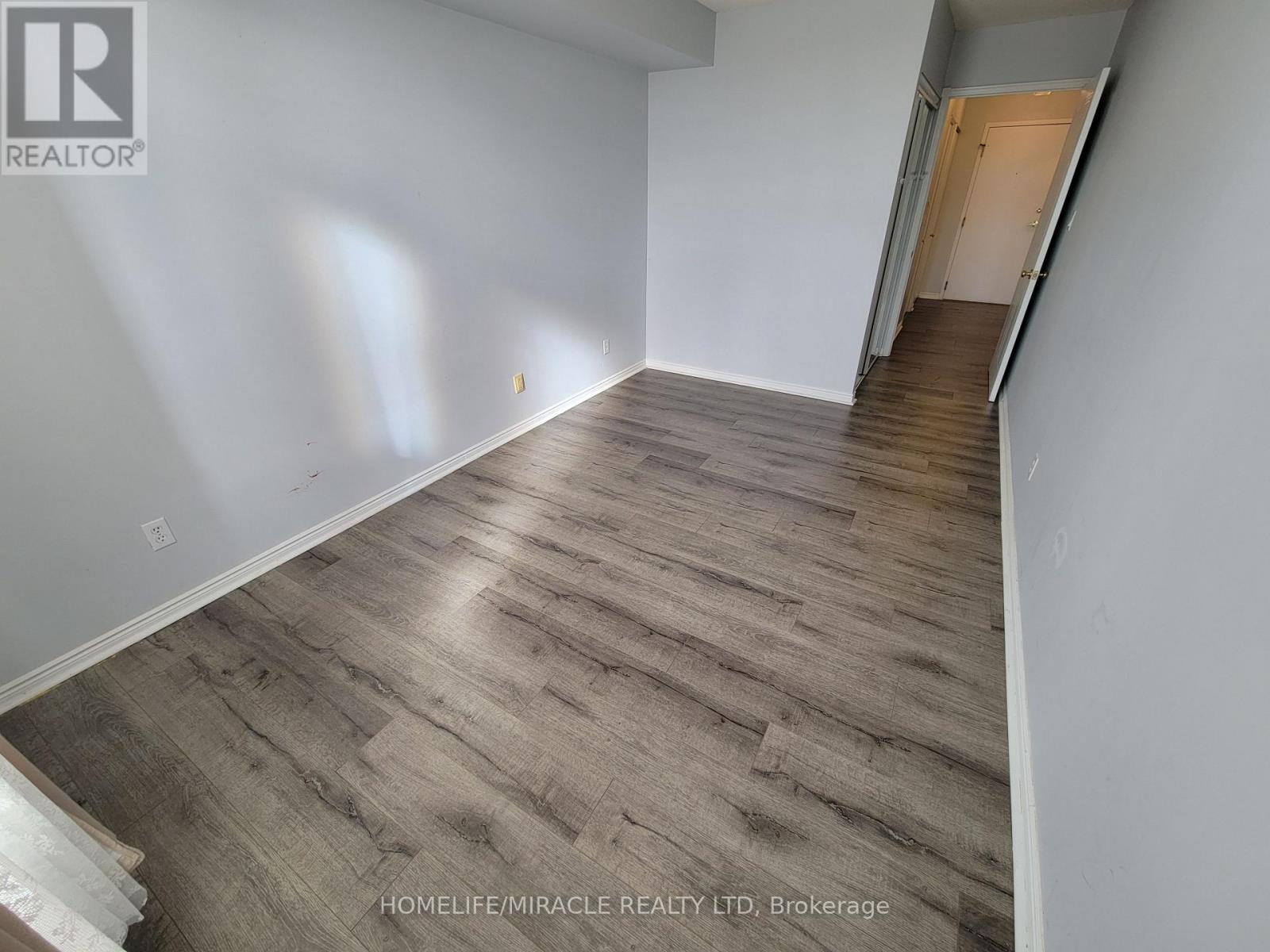 207 - 135 Hillcrest Avenue, Mississauga, Ontario  L5B 4B1 - Photo 5 - W12828566