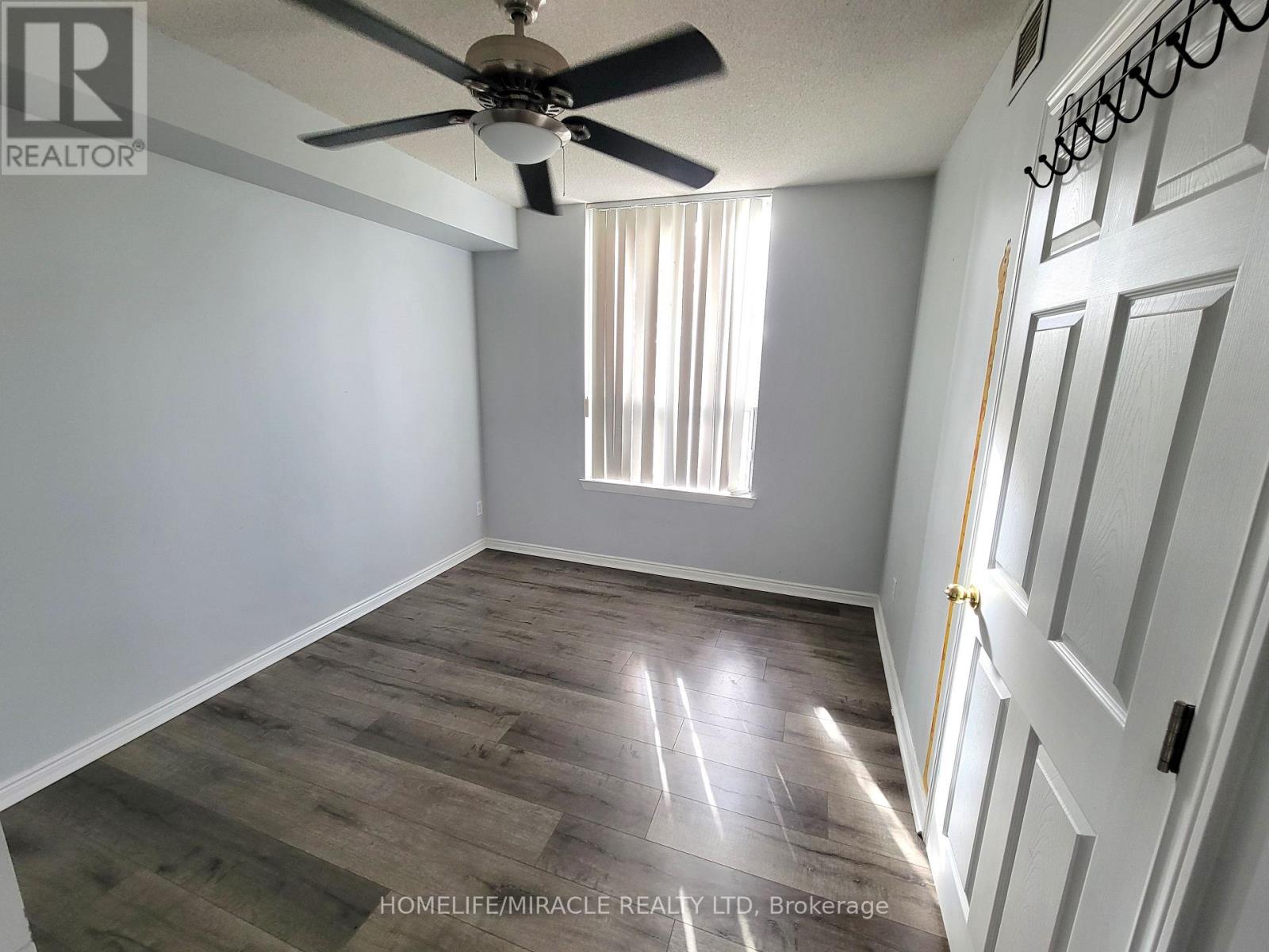 207 - 135 Hillcrest Avenue, Mississauga, Ontario  L5B 4B1 - Photo 9 - W12828566