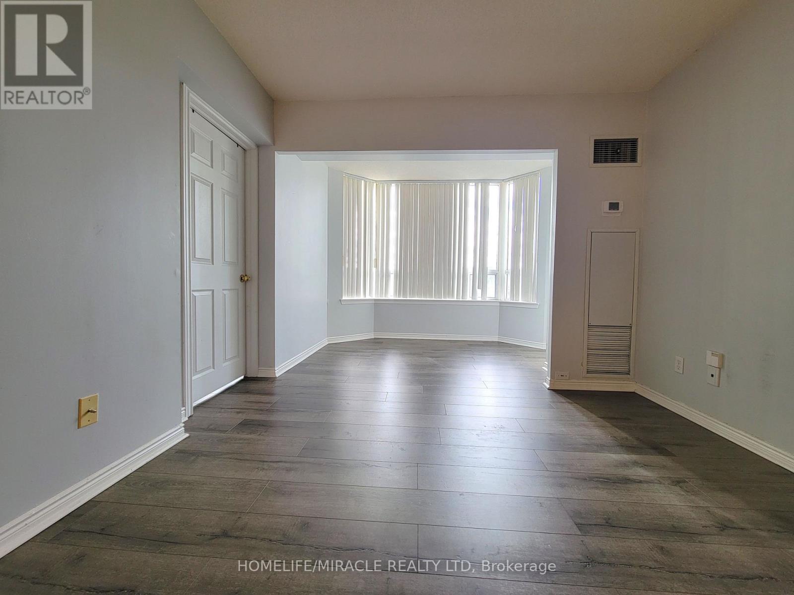 207 - 135 Hillcrest Avenue, Mississauga, Ontario  L5B 4B1 - Photo 10 - W12828566