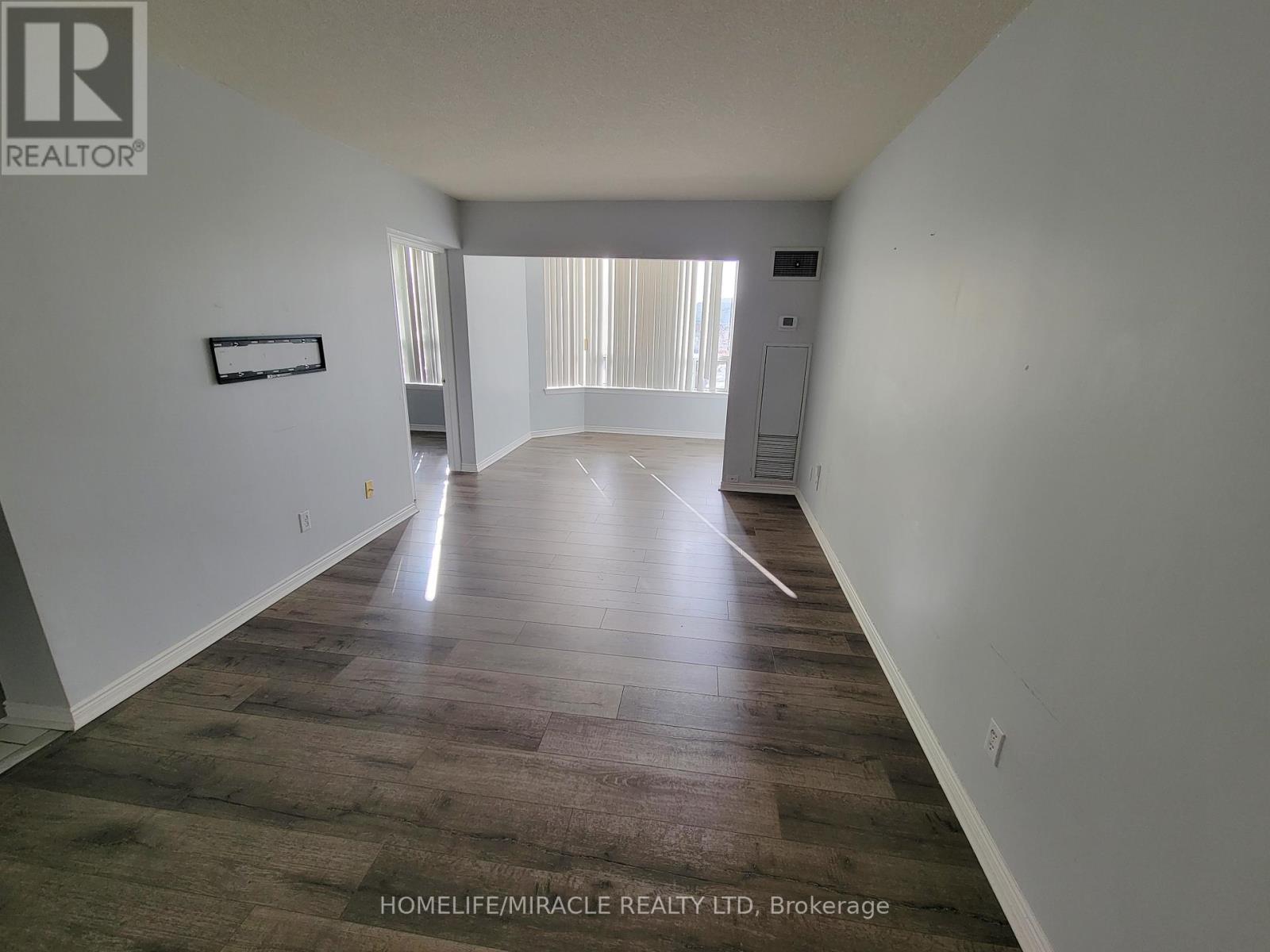 207 - 135 Hillcrest Avenue, Mississauga, Ontario  L5B 4B1 - Photo 6 - W12828566