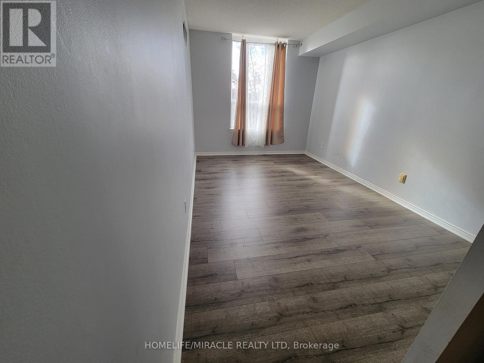 207 - 135 Hillcrest Avenue, Mississauga, Ontario  L5B 4B1 - Photo 3 - W12828566