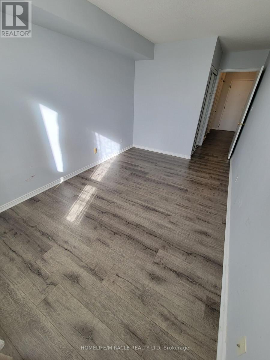 207 - 135 Hillcrest Avenue, Mississauga, Ontario  L5B 4B1 - Photo 4 - W12828566