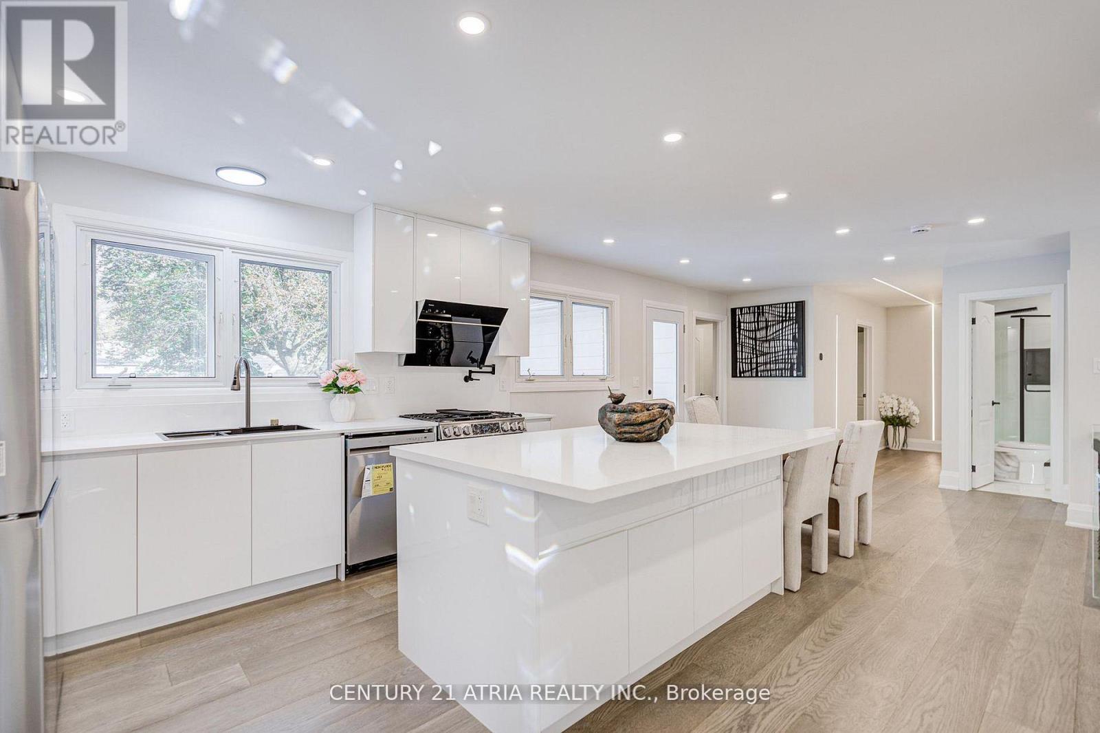 33 Sir Brandiles Place, Markham, Ontario  L3P 2Z4 - Photo 4 - N12848192