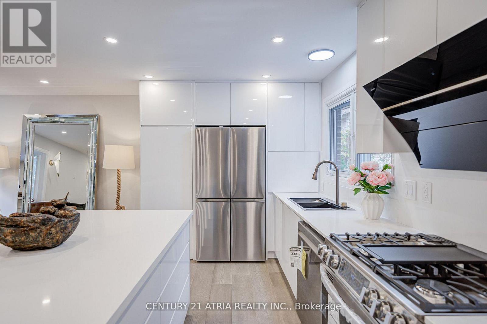 33 Sir Brandiles Place, Markham, Ontario  L3P 2Z4 - Photo 5 - N12848192