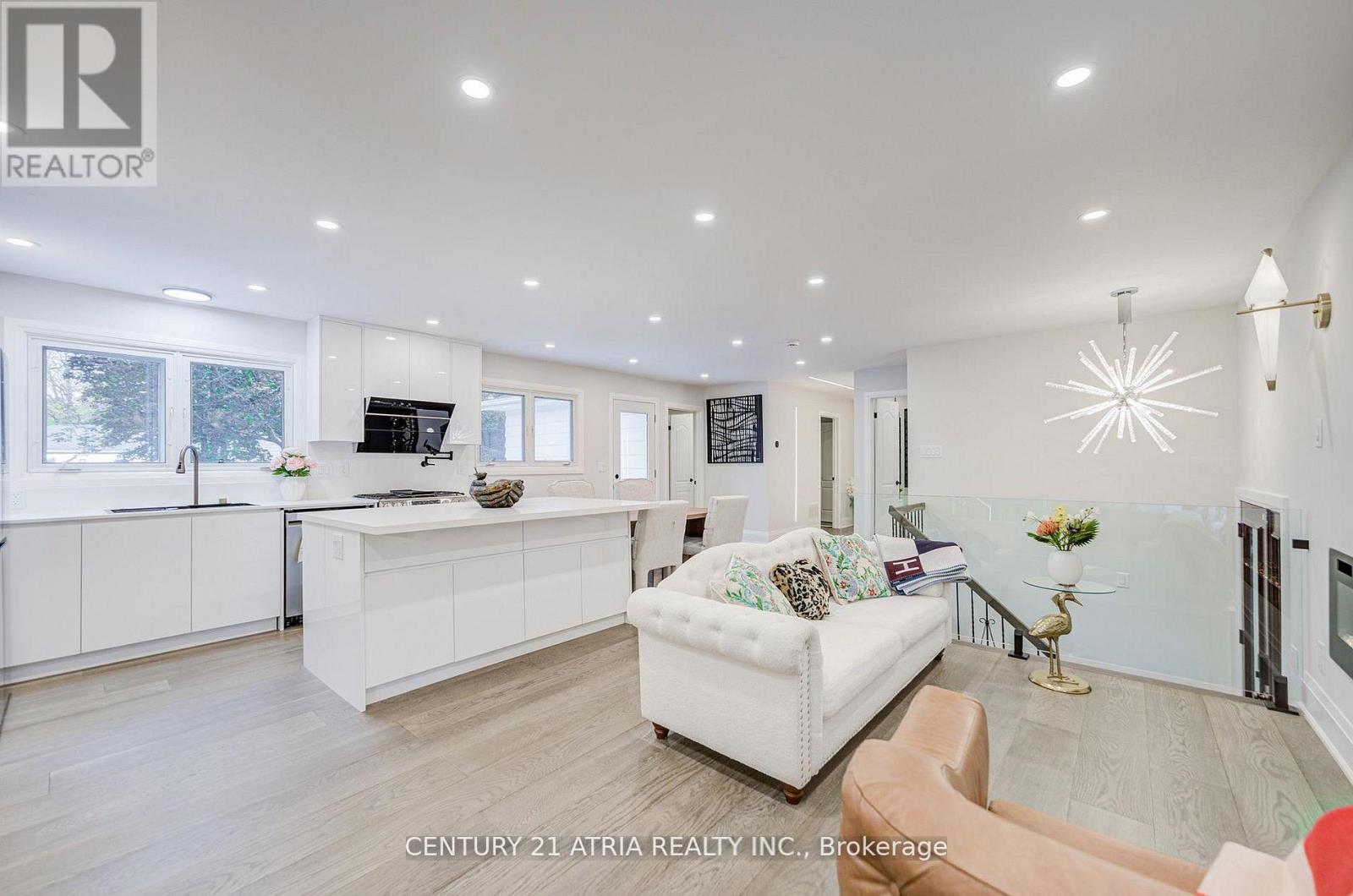 33 Sir Brandiles Place, Markham, Ontario  L3P 2Z4 - Photo 7 - N12848192