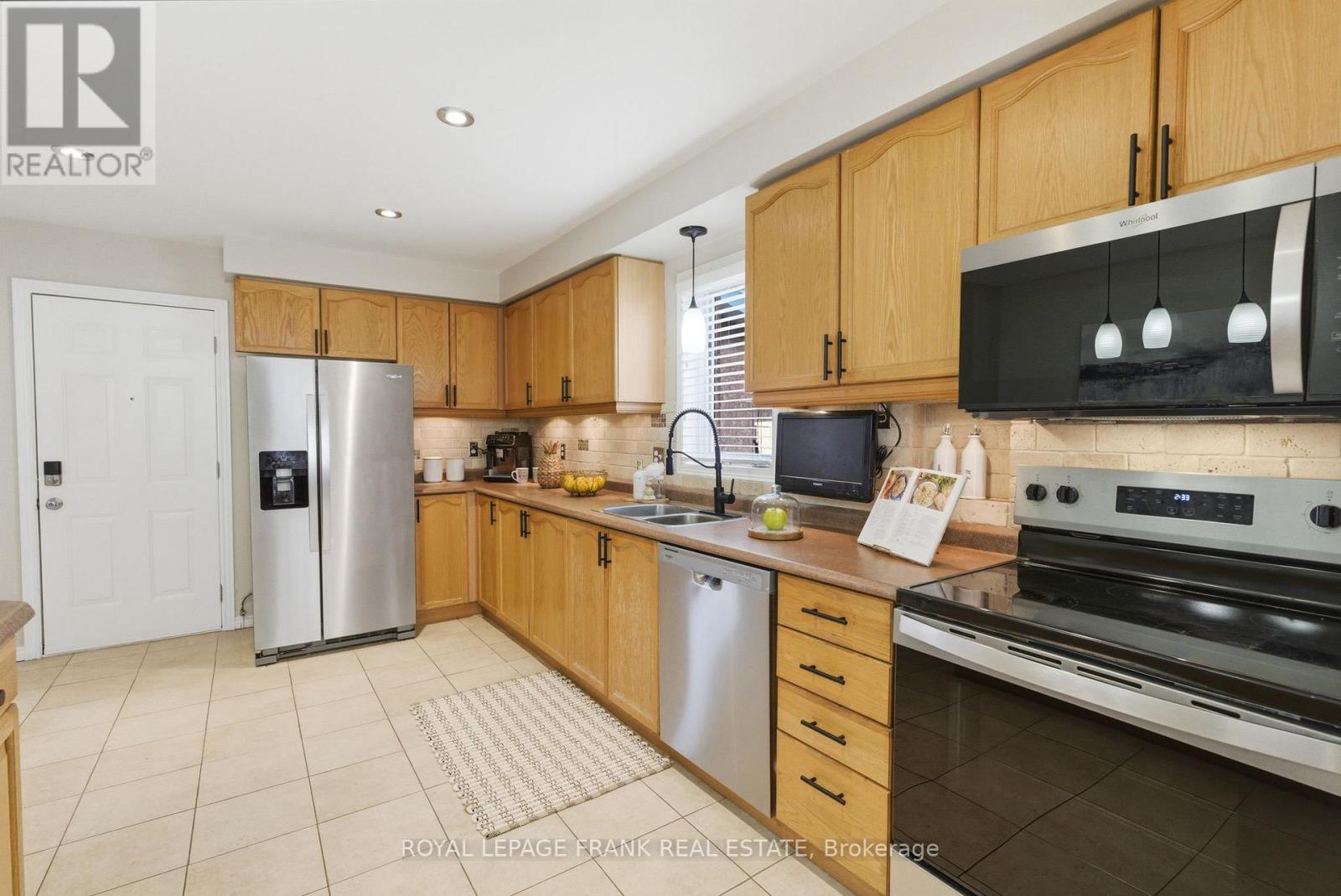 15 Maxwell Court, Clarington, Ontario  L1C 4X6 - Photo 8 - E12874678