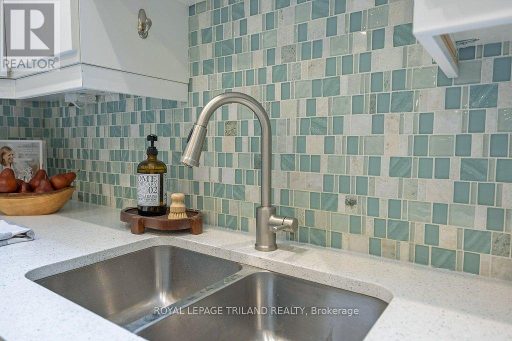 Photo 14 of 50 for 96 Base Line Road E