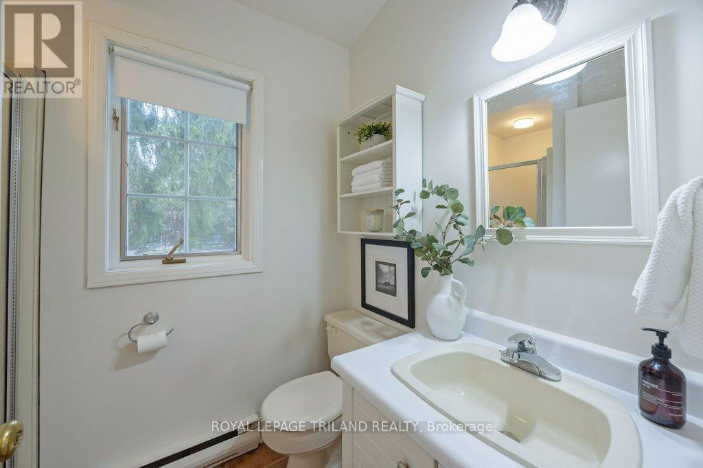 Photo 19 of 50 for 96 Base Line Road E