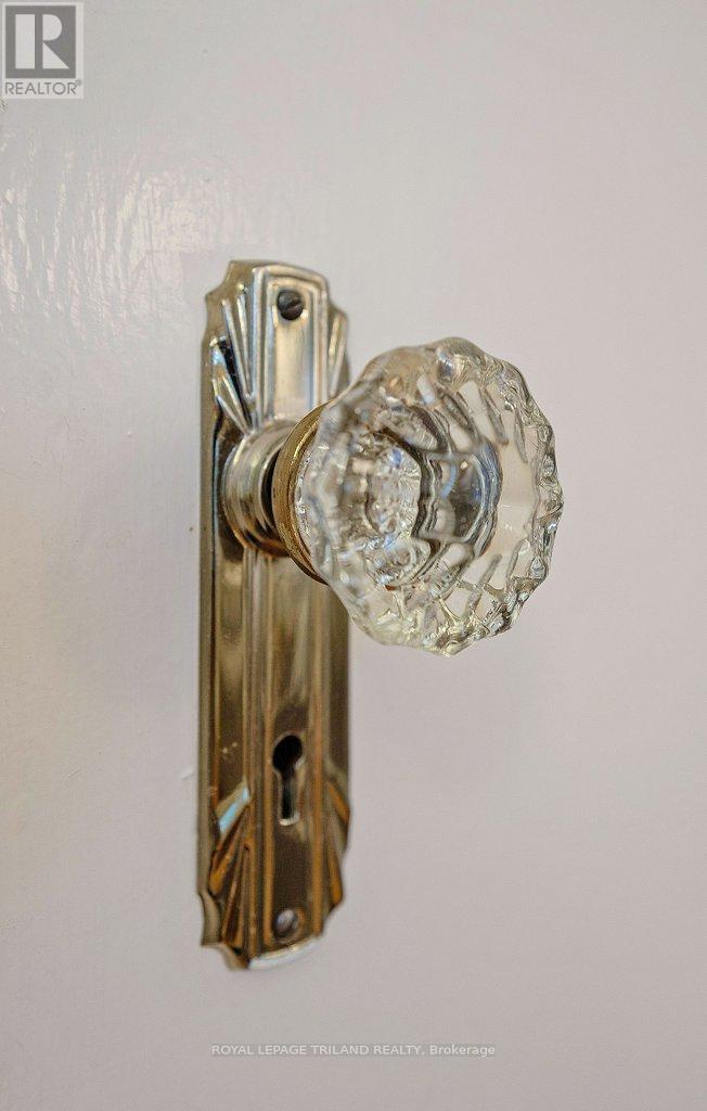 Photo 23 of 50 for 96 Base Line Road E