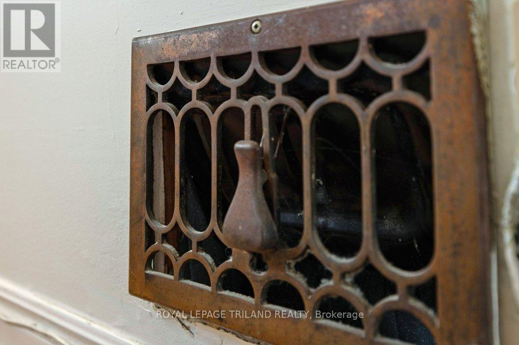 Photo 26 of 50 for 96 Base Line Road E