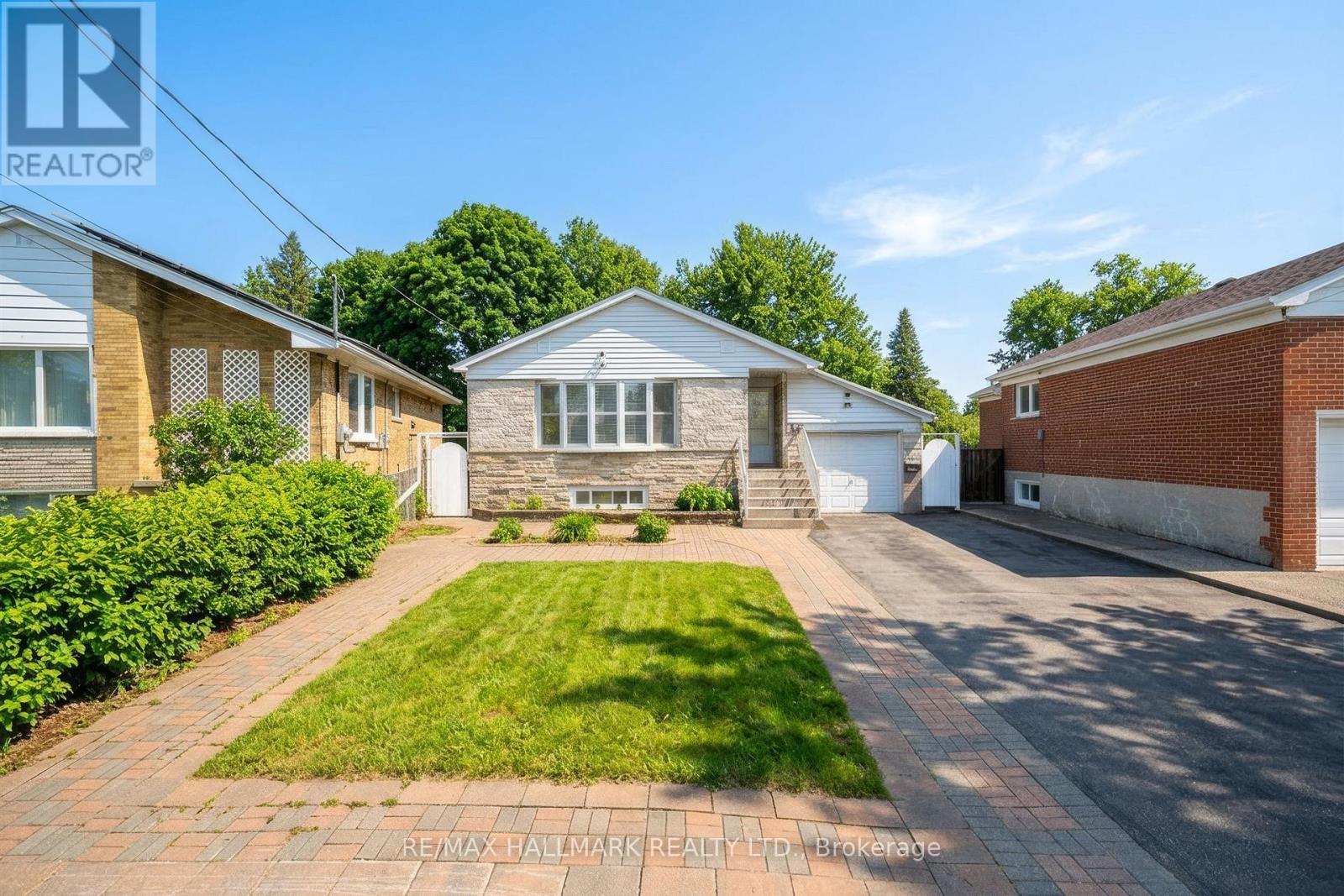 <div class="slider-price">$899,000</div><p>65 Montvale Drive, Toronto, Ontario</p>