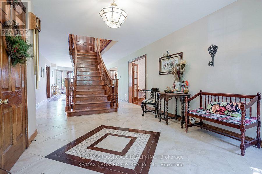 18 Hill Top Trail E, Whitchurch-Stouffville, Ontario  L4A 7X4 - Photo 12 - N12874642