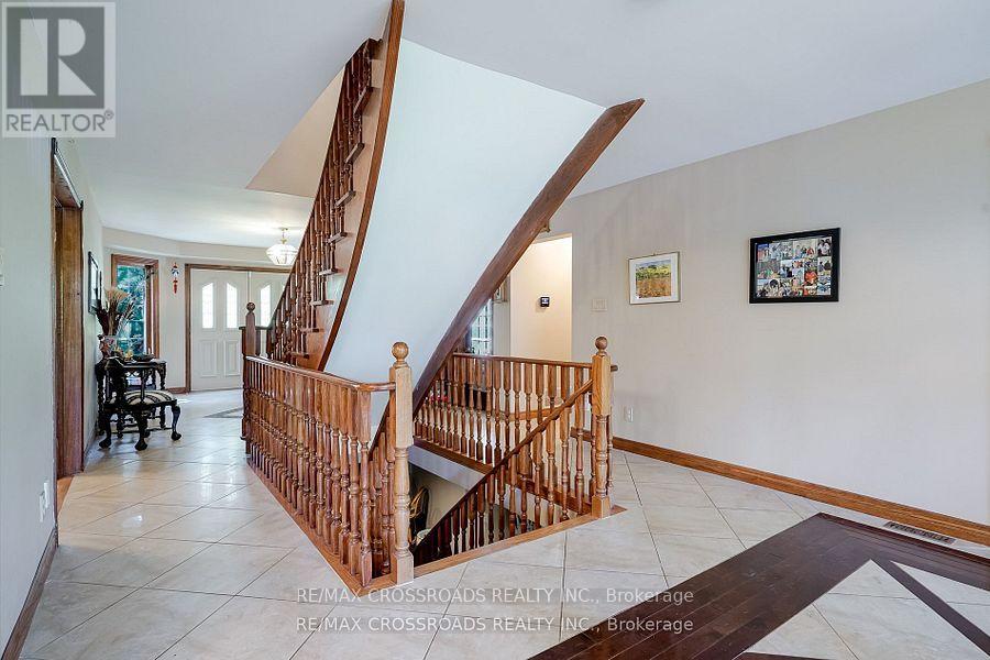 18 Hill Top Trail E, Whitchurch-Stouffville, Ontario  L4A 7X4 - Photo 13 - N12874642