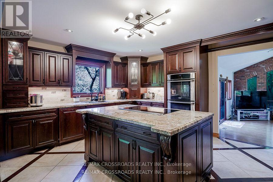 18 Hill Top Trail E, Whitchurch-Stouffville, Ontario  L4A 7X4 - Photo 15 - N12874642