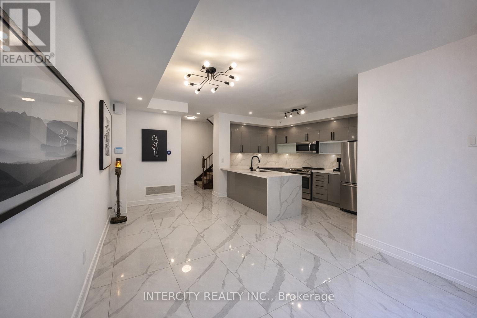 8 - 7 Brighton Place, Vaughan (Crestwood-Springfarm-Yorkhill), Ontario  L4J 0H1 - Photo 2 - N12874766