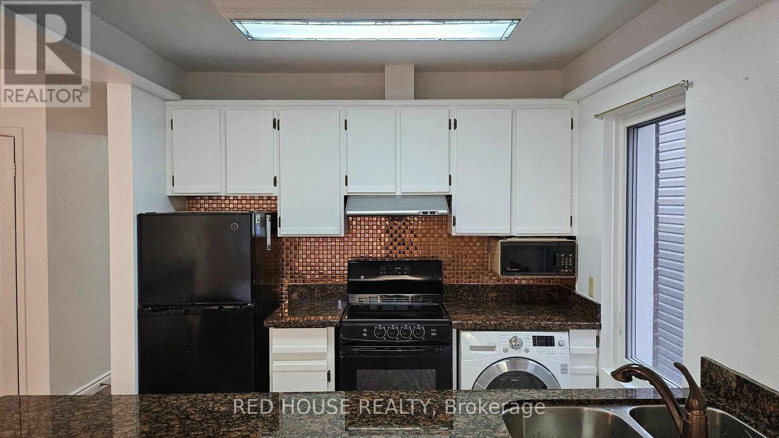 Upper - 37 Connaught Avenue, Toronto, Ontario  M4L 2V8 - Photo 2 - E12846964