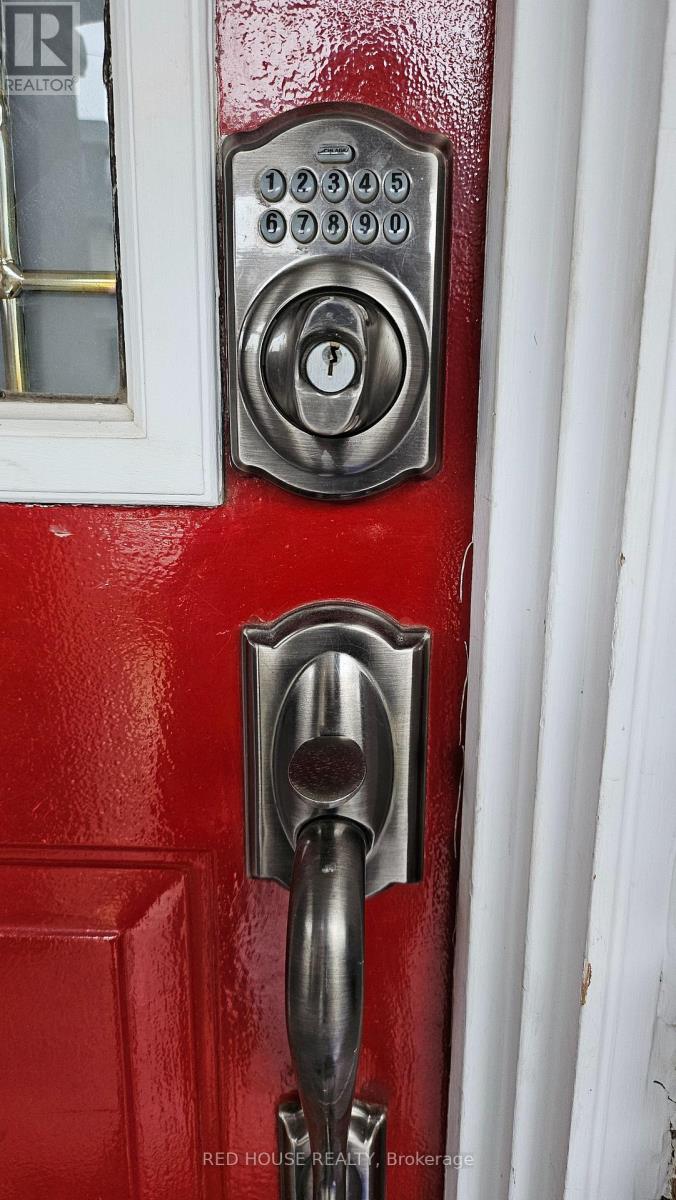 Upper - 37 Connaught Avenue, Toronto (Greenwood-Coxwell), Ontario  M4L 2V8 - Photo 15 - E12846964