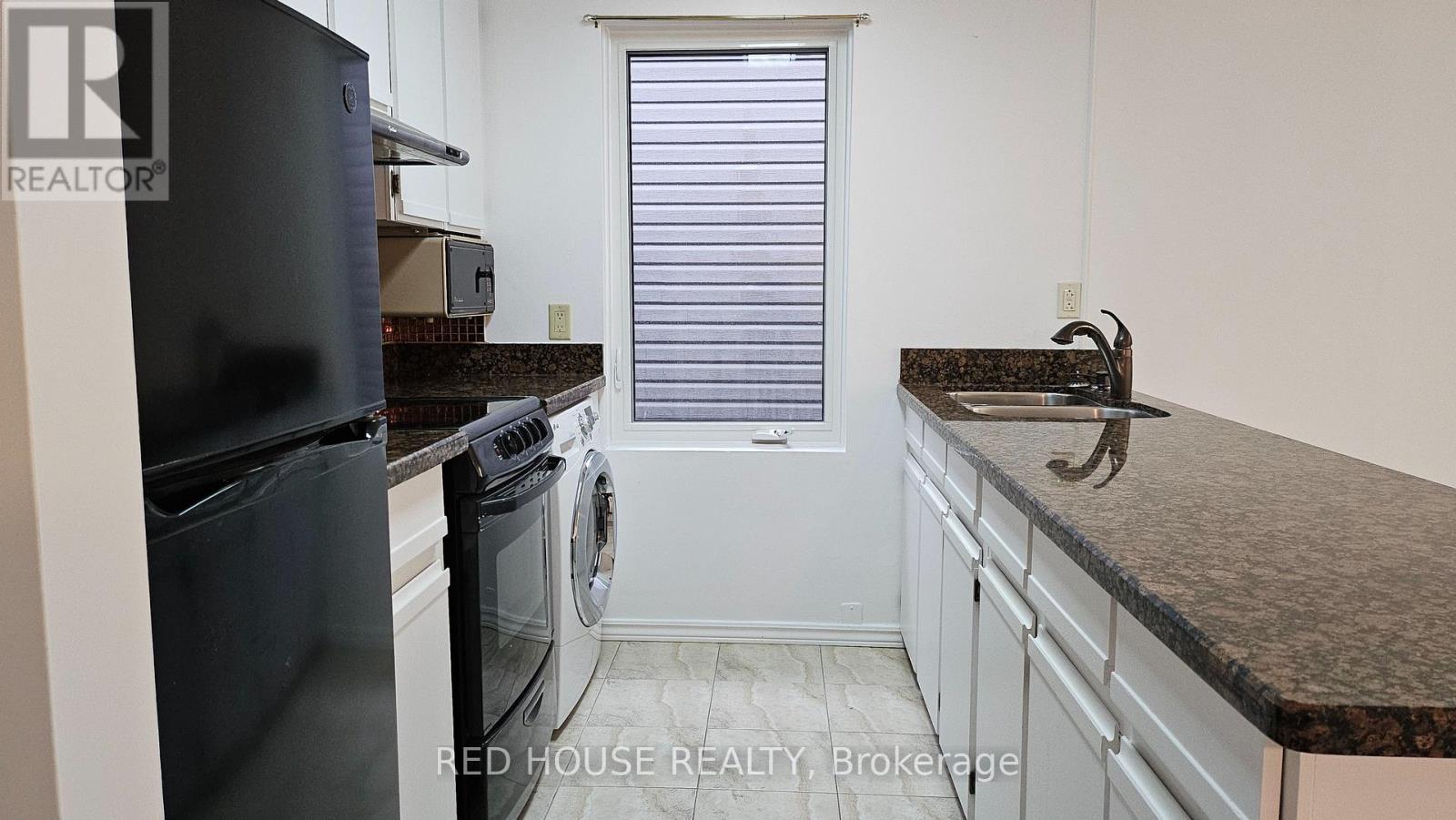 Upper - 37 Connaught Avenue, Toronto, Ontario  M4L 2V8 - Photo 4 - E12846964