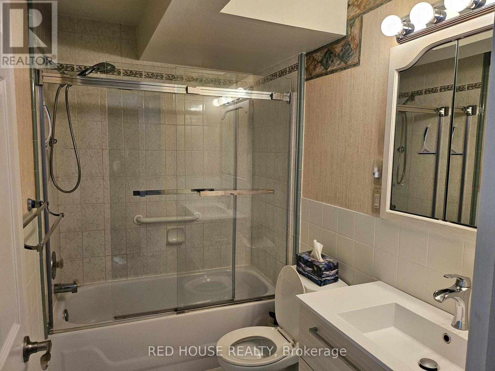 Upper - 37 Connaught Avenue, Toronto, Ontario  M4L 2V8 - Photo 9 - E12846964