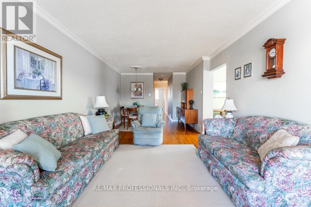 2416 Padstow Crescent, Mississauga, Ontario  L5J 2G4 - Photo 11 - W12874668