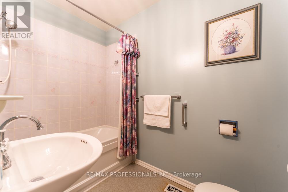 2416 Padstow Crescent, Mississauga, Ontario  L5J 2G4 - Photo 13 - W12874668